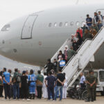 Guarulhos (SP) 19/10/2024  Brasileiros que estavam no Líbano, desembarcam do avião KC-30 da FAB,na Base Aérea de São Paulo  na Operação “Raizes do Cedro” em Guarulhos. Foto Paulo Pinto/Agencia Brasil